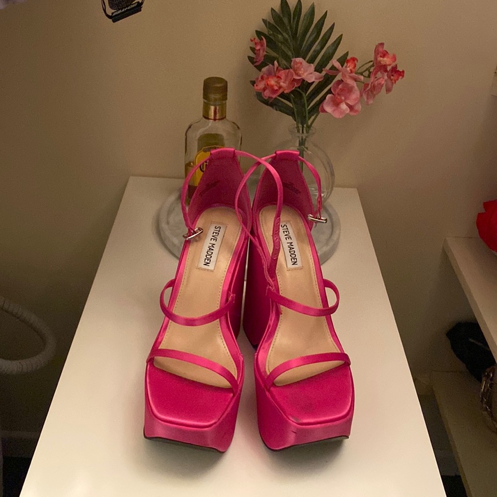 Steve Madden PINK platform heals